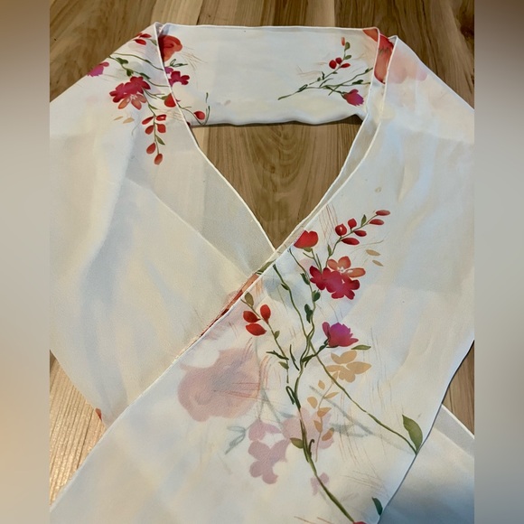 Beautiful White Floral Scarf - Picture 2 of 3
